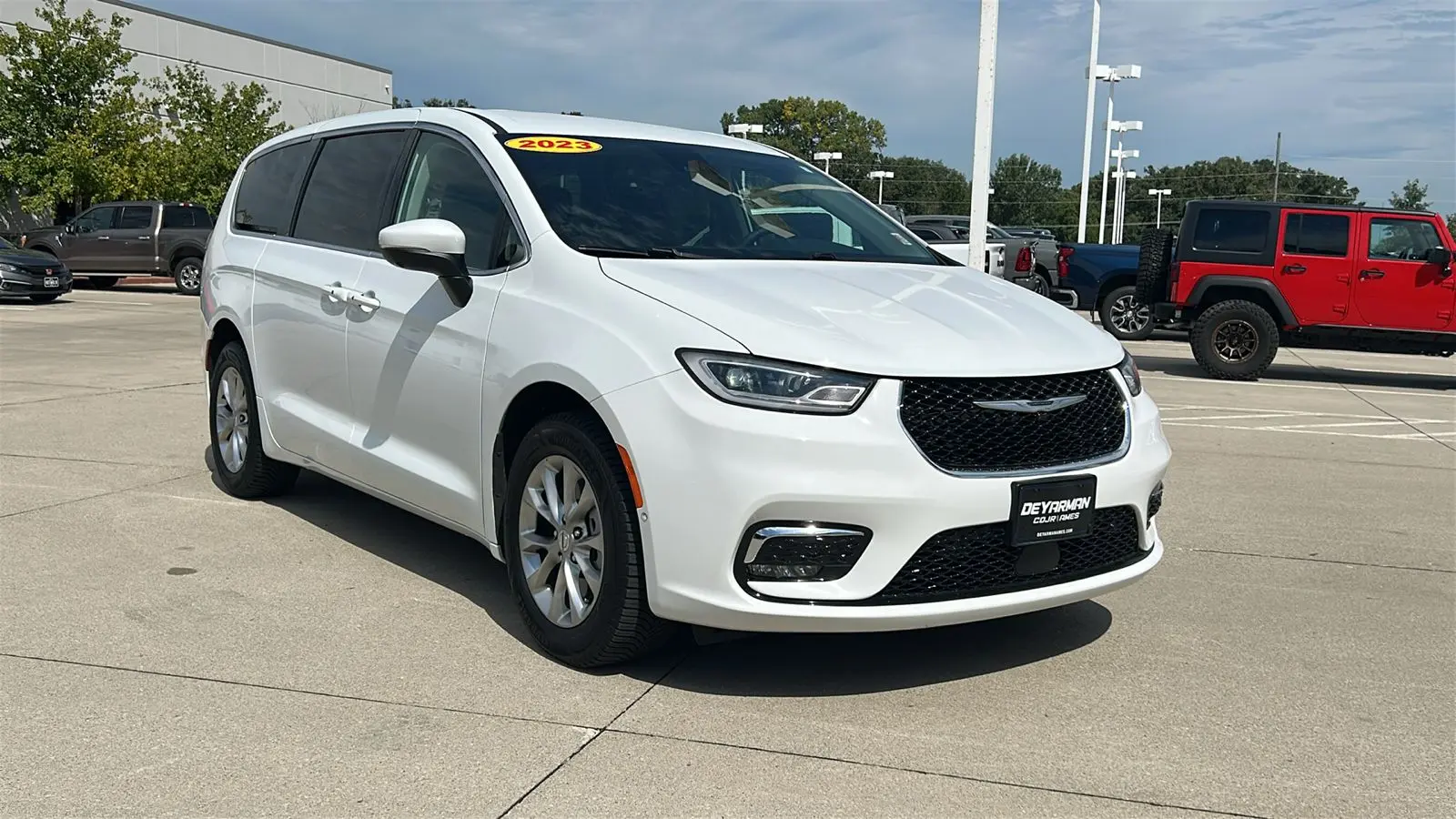 2023 Chrysler Pacifica Touring L AWD photo 3
