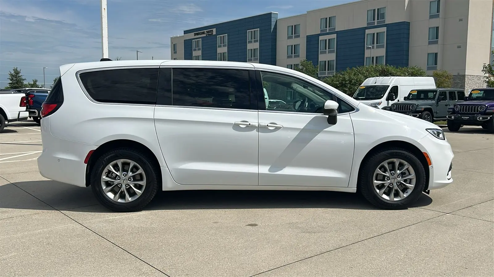2023 Chrysler Pacifica Touring L AWD photo 4