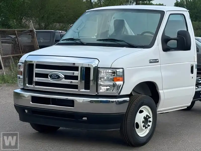 2025 Ford E-Series DRW E-450 Super Duty 158 in WB's photo