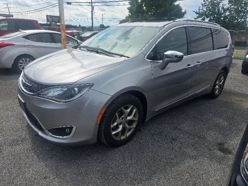2017 Chrysler Pacifica Limited's photo