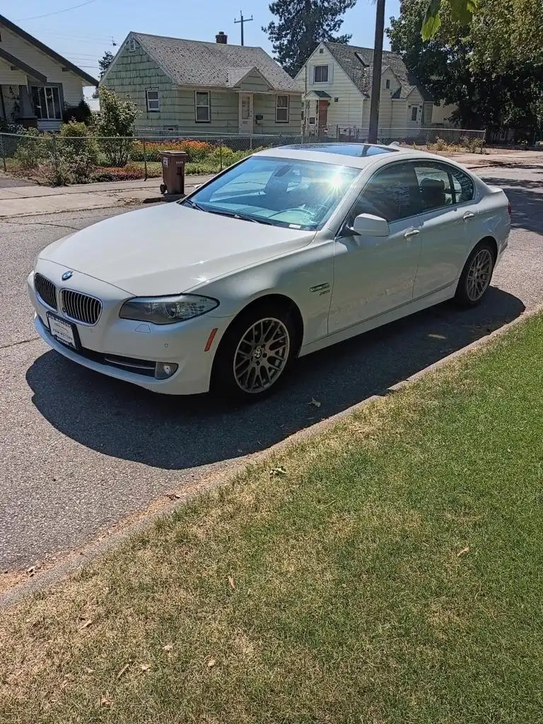 2012 BMW 5 Series 528i xDrive Sedan's photo