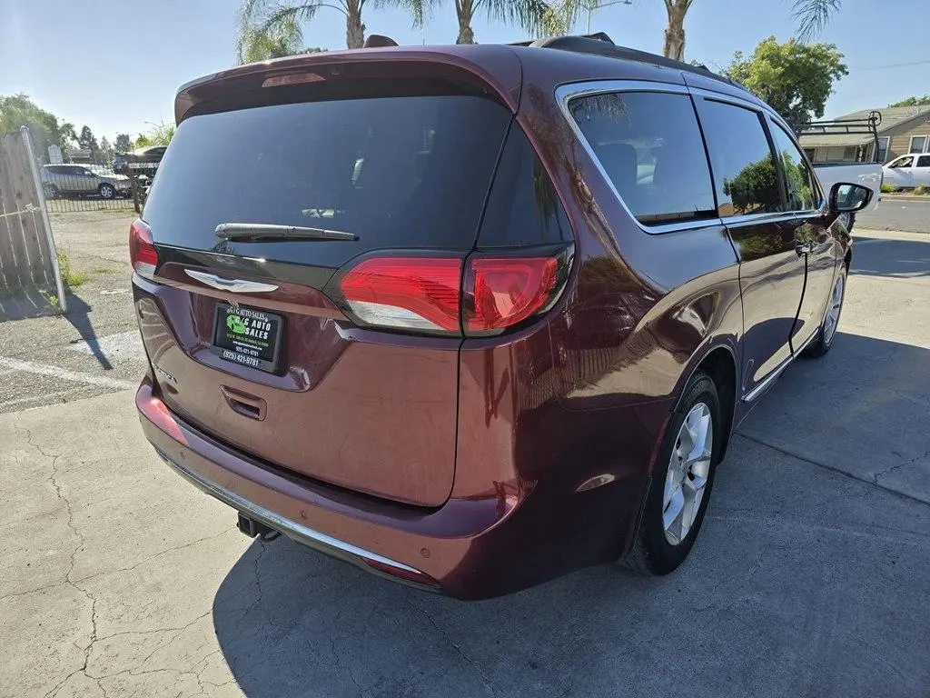 2017 Chrysler Pacifica Touring-L photo 3