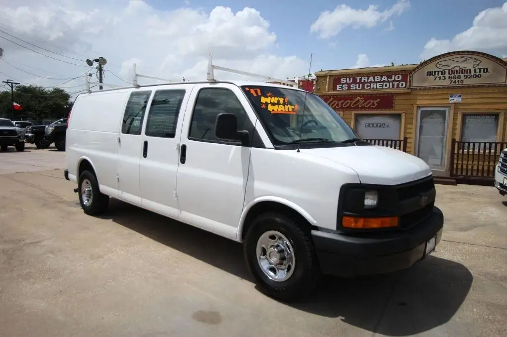 2017 Chevrolet Express 3500 Extended Work Van photo 1