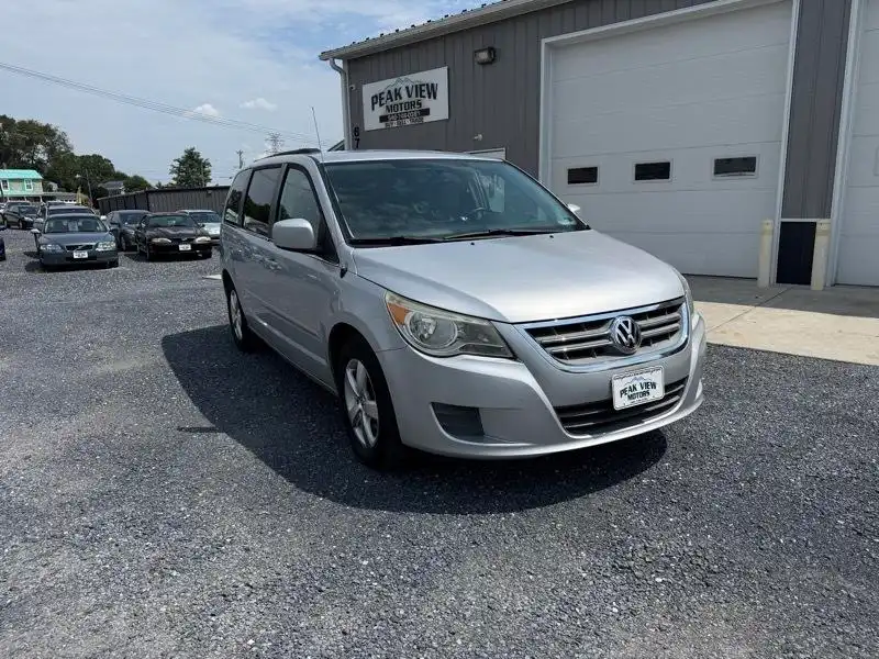 2011 Volkswagen Routan SE's photo