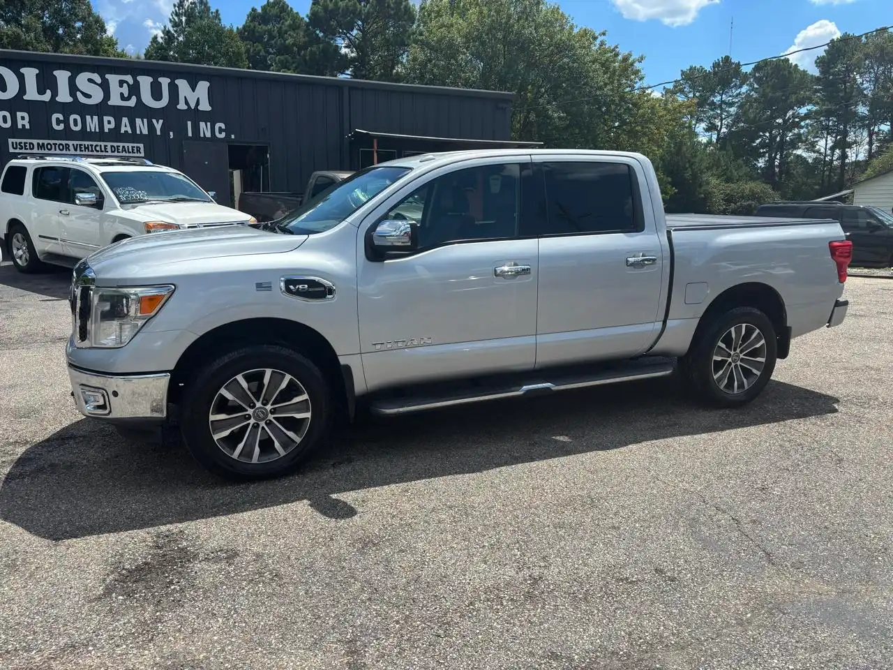 2017 Nissan Titan SL 4WD Crew Cab's photo