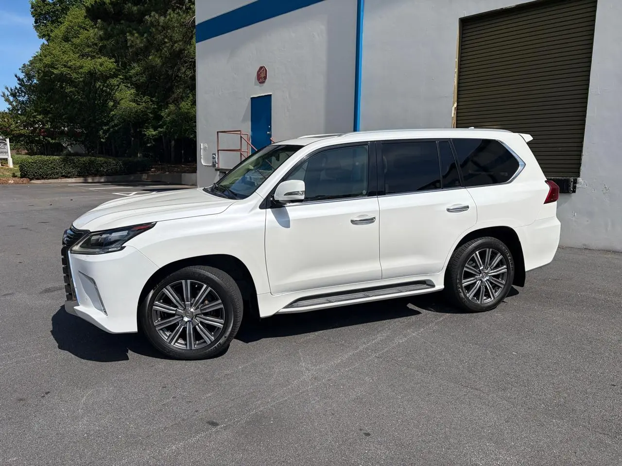 2017 Lexus LX 600 570 photo 3