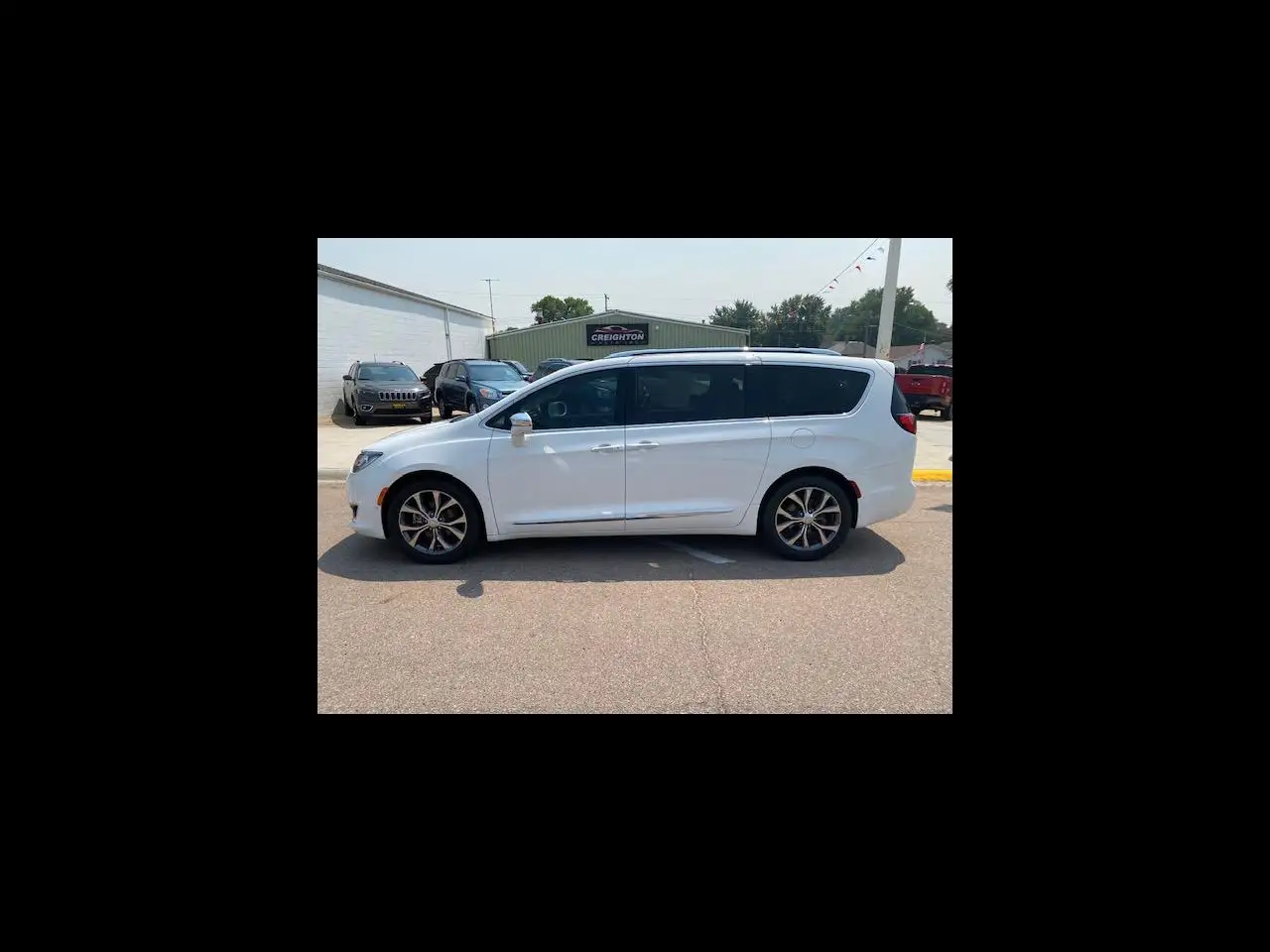2017 Chrysler Pacifica Limited photo 1
