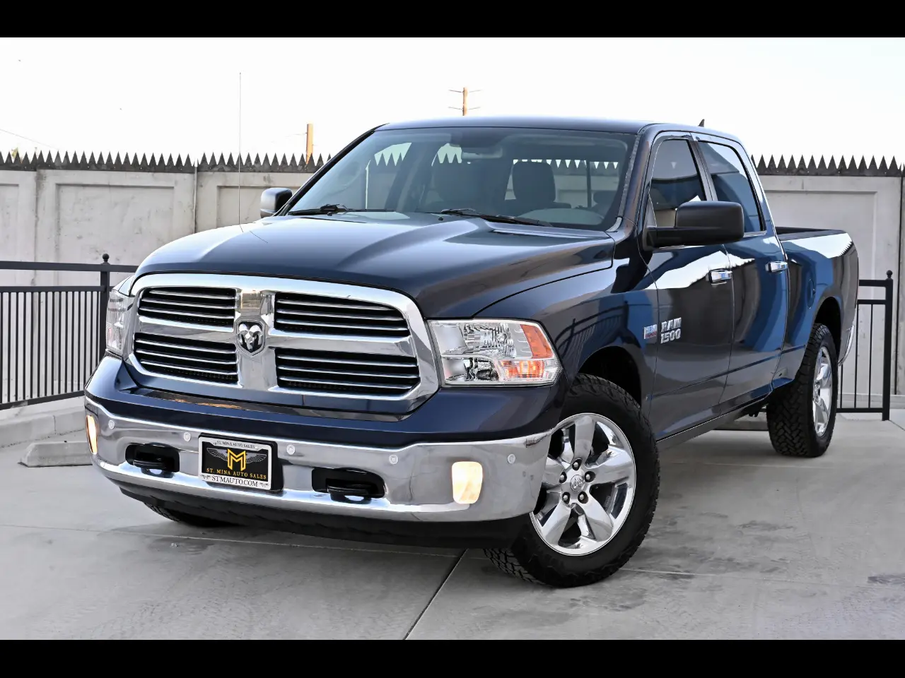 2015 RAM 1500 SLT 4x4 Crew Cab LWB photo 3
