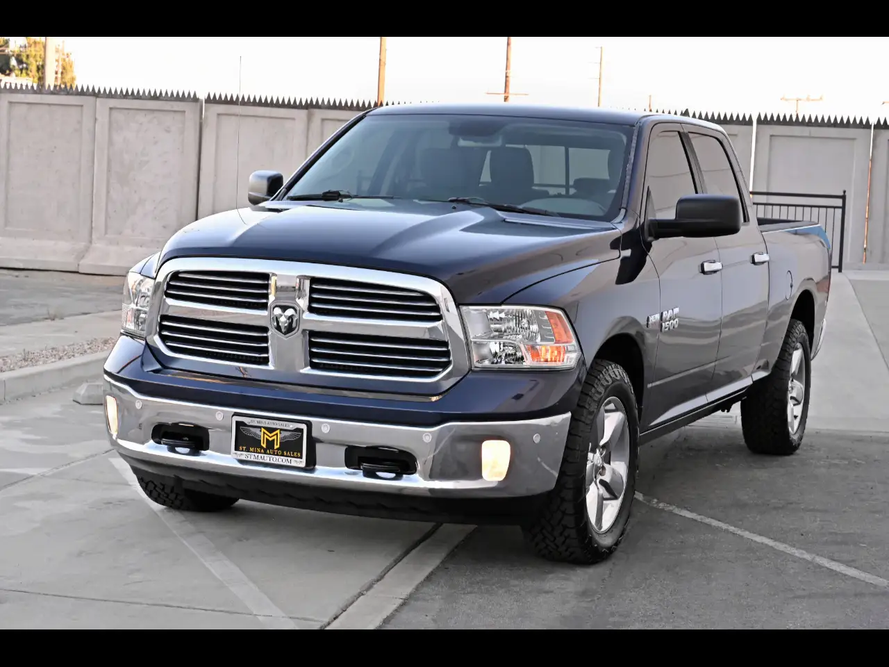2015 RAM 1500 SLT 4x4 Crew Cab LWB photo 1