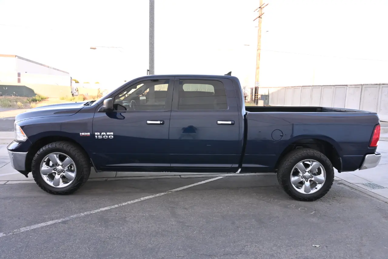 2015 RAM 1500 SLT 4x4 Crew Cab LWB photo 4