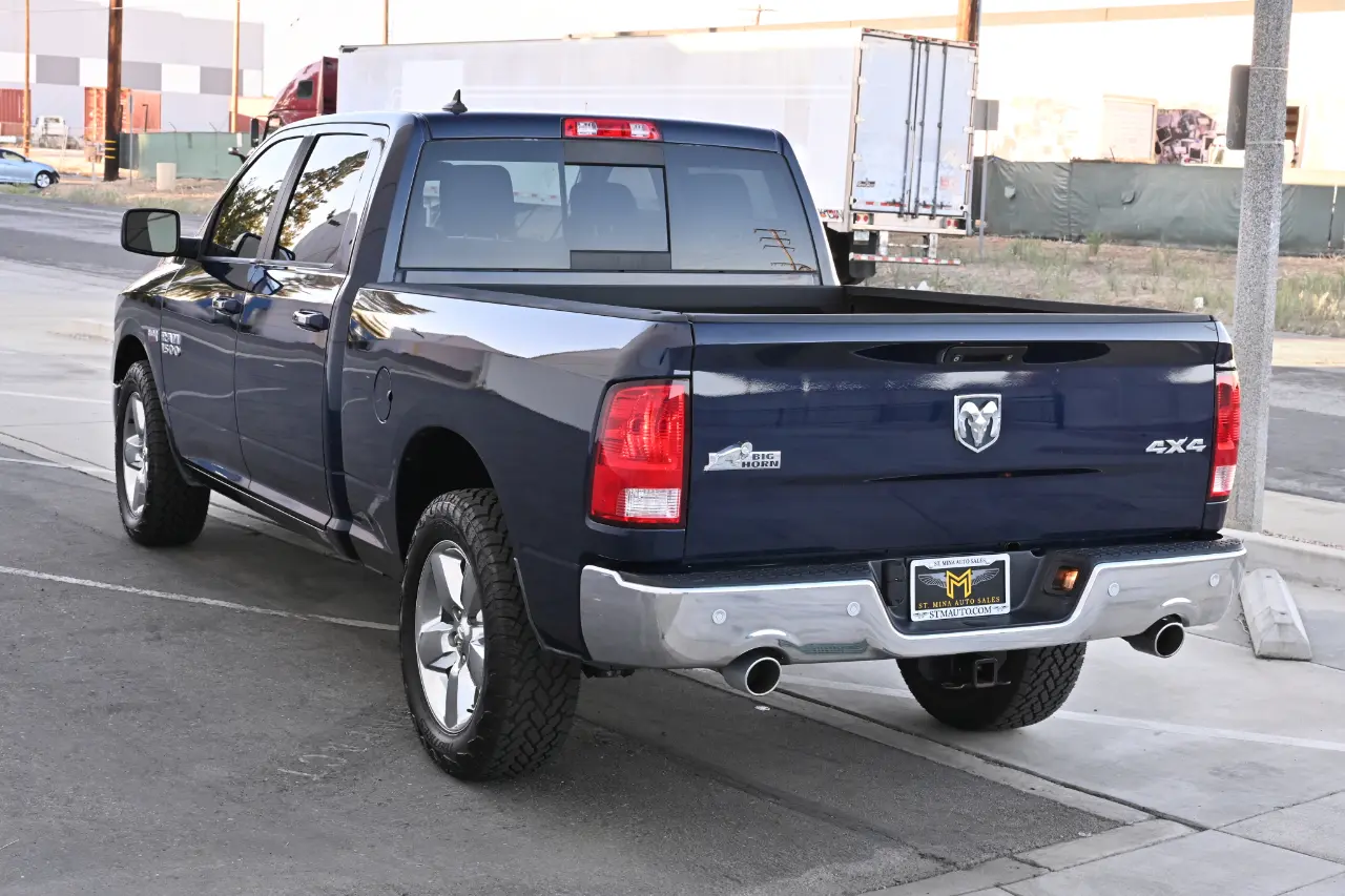 2015 RAM 1500 SLT 4x4 Crew Cab LWB photo 5