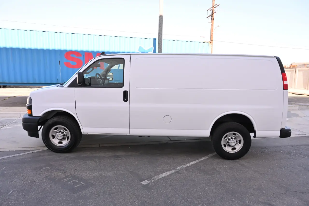 2022 Chevrolet Express 2500 Work Van HD photo 3