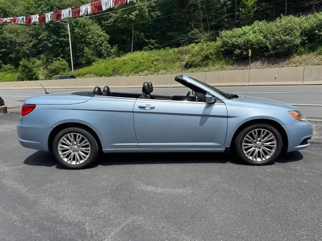 2013 Chrysler 200 Limited Convertible's photo
