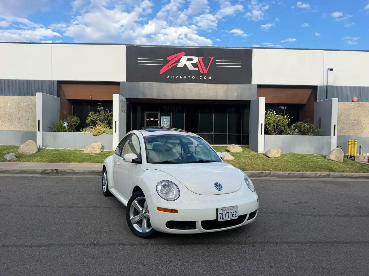 2008 Volkswagen Beetle Triple White 6AT's photo