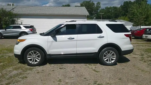 2013 Ford Explorer XLT 4WD photo 1