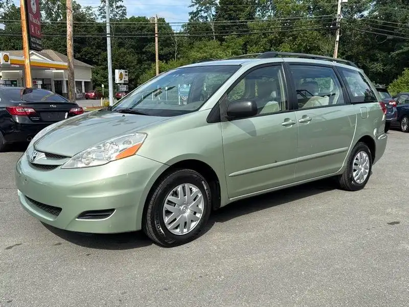 2006 Toyota Sienna LE 7-Passenger's photo