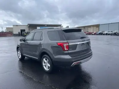 2017 Ford Explorer XLT 4WD photo 5