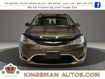 2017 Chrysler Pacifica Touring-L photo 2