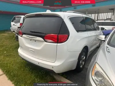 2017 Chrysler Pacifica Touring-L Plus photo 4