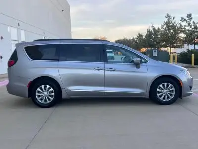 2017 Chrysler Pacifica Touring L photo 4