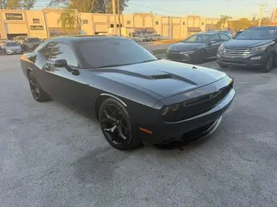 2017 Dodge Challenger SXT Plus photo 2