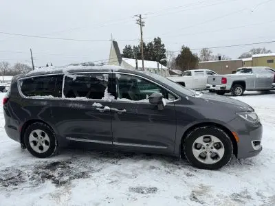2017 Chrysler Pacifica Touring-L Plus photo 2
