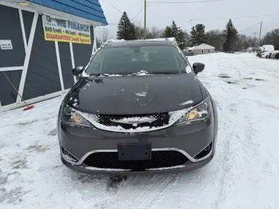 2017 Chrysler Pacifica Touring-L Plus photo 4