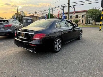 2017 Mercedes-Benz E-Class E300 4MATIC photo 4