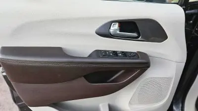 2018 Chrysler Pacifica L photo 2