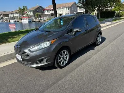 2015 Ford Fiesta SE Hatch photo 2