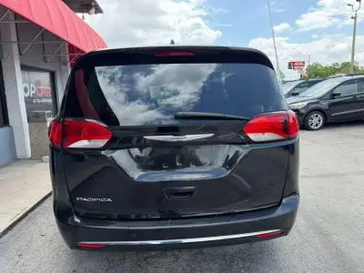 2017 Chrysler Pacifica Touring-L Plus photo 5