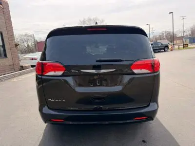 2017 Chrysler Pacifica Touring photo 5