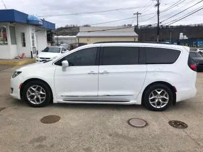 2017 Chrysler Pacifica Touring-L photo 4