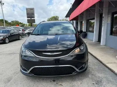 2017 Chrysler Pacifica Touring-L Plus photo 2