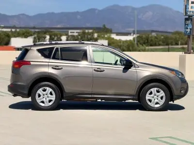 2013 Toyota RAV4 LE photo 2