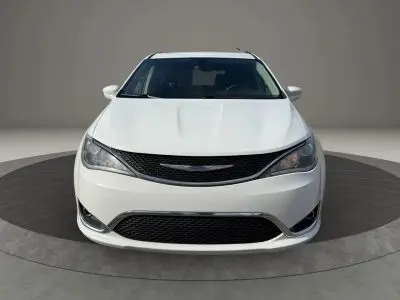 2018 Chrysler Pacifica Touring L photo 3