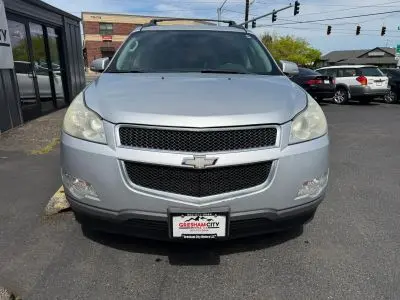 2011 Chevrolet Traverse 2LT AWD photo 2
