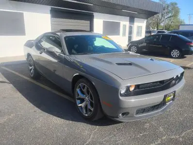 2017 Dodge Challenger SXT photo 2