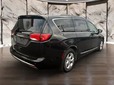 2017 Chrysler Pacifica Touring-L Plus photo 3