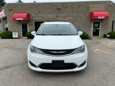 2017 Chrysler Pacifica Touring-L Plus photo 2