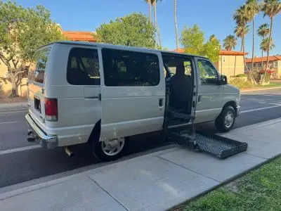 2014 Ford E-Series E-150 XLT photo 4