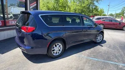 2017 Chrysler Pacifica LX photo 4
