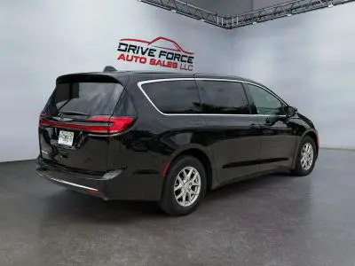 2026 Chrysler Pacifica Select photo 5