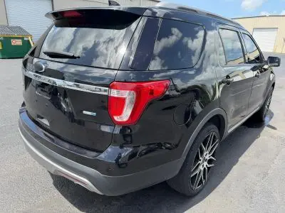 2017 Ford Explorer XLT 4WD photo 3