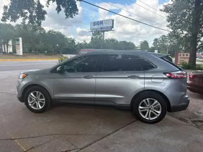 2020 Ford Edge SEL photo 2