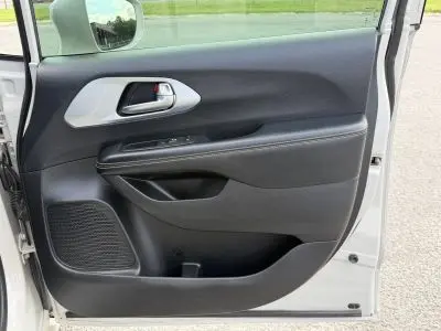 2020 Chrysler Pacifica Touring L photo 2