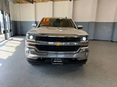2018 Chevrolet Silverado 1500 LT Crew Cab Standard Box photo 2