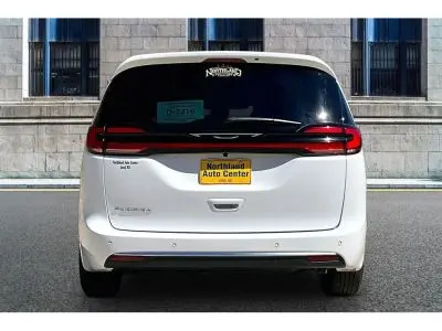 2027 Chrysler Pacifica Select photo 5