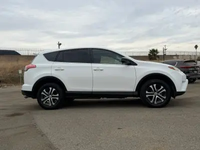 2018 Toyota RAV4 LE photo 4