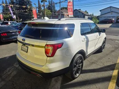 2017 Ford Explorer XLT FWD photo 5